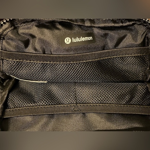 NWT- Lululemon Athletica Everywhere Belt Bag COLOR: Black - Picture 7 of 10